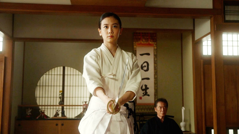 しかし、大和一心館の10代目道場主である父に鍛えられ、剣道4段・全国大会優勝の腕前を持つ静は、あっという間に相手を倒してしまう。