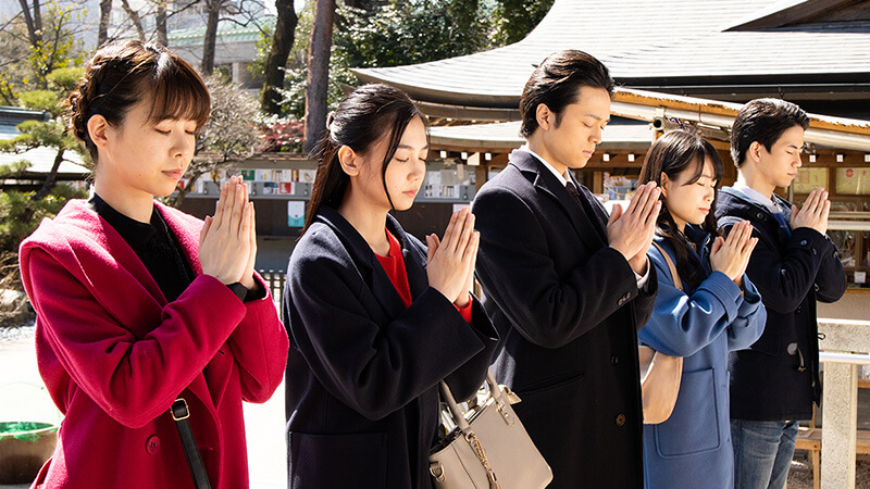 戸惑う静に高山は、自分の本当の姿は、日本を古来より守りし創造神である天御祖神を本尊とする「日本救済会議」という団体の事務局長であり、この国を守るために活動していること、そして今まさに日本が滅亡の危機にさらされていることを告げるのだった……。