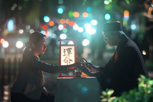 映画『影を売る女』夜道、占い師に手相を見てもらう夕子