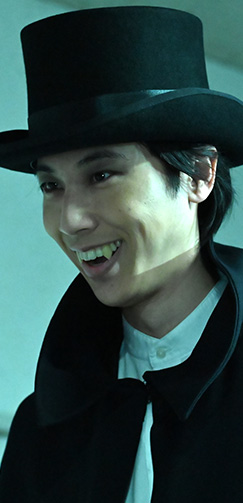 黒マントの男